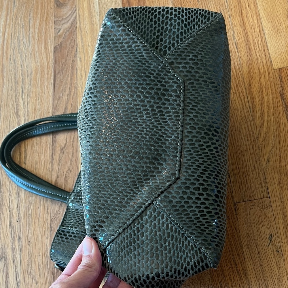 Chic Textured Green Tote Bag - Picture 5 of 6